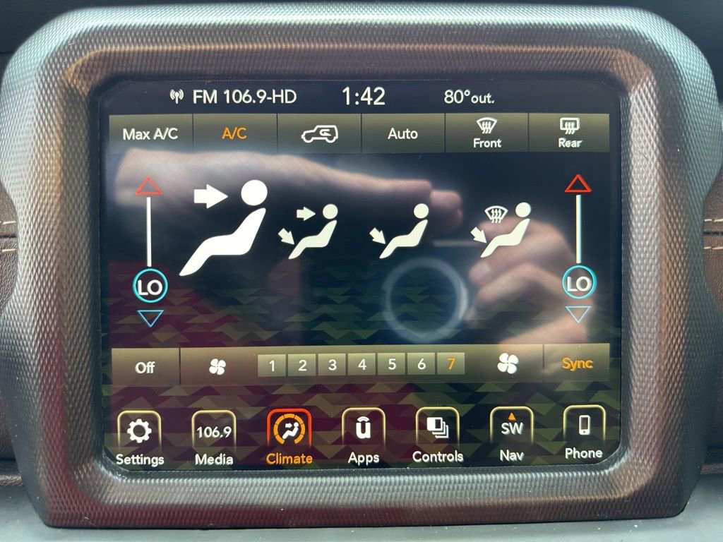 Used 2018 Jeep Wrangler Unlimited Sahara image 35