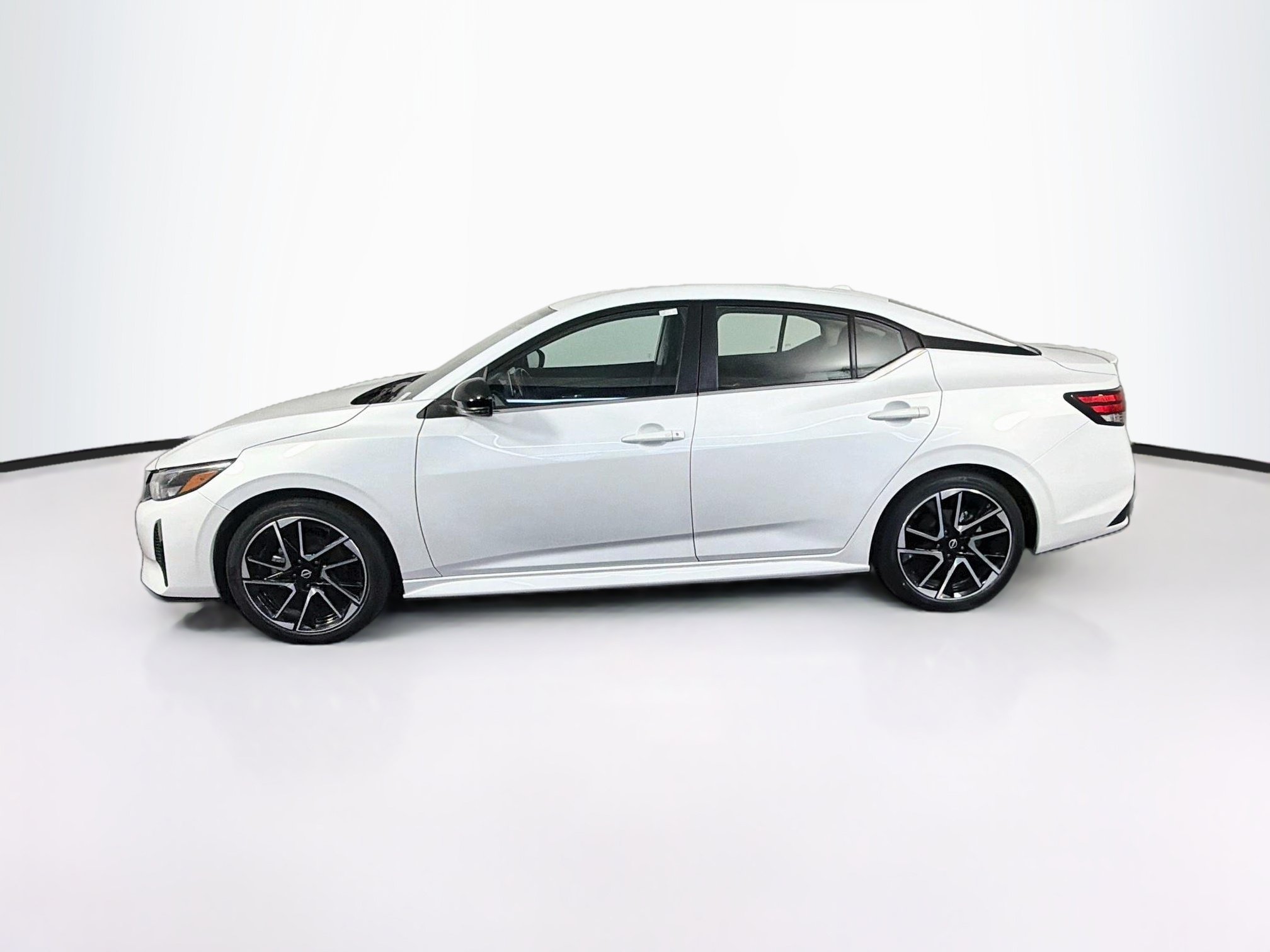 Used 2025 Nissan Sentra SR FWD image 4