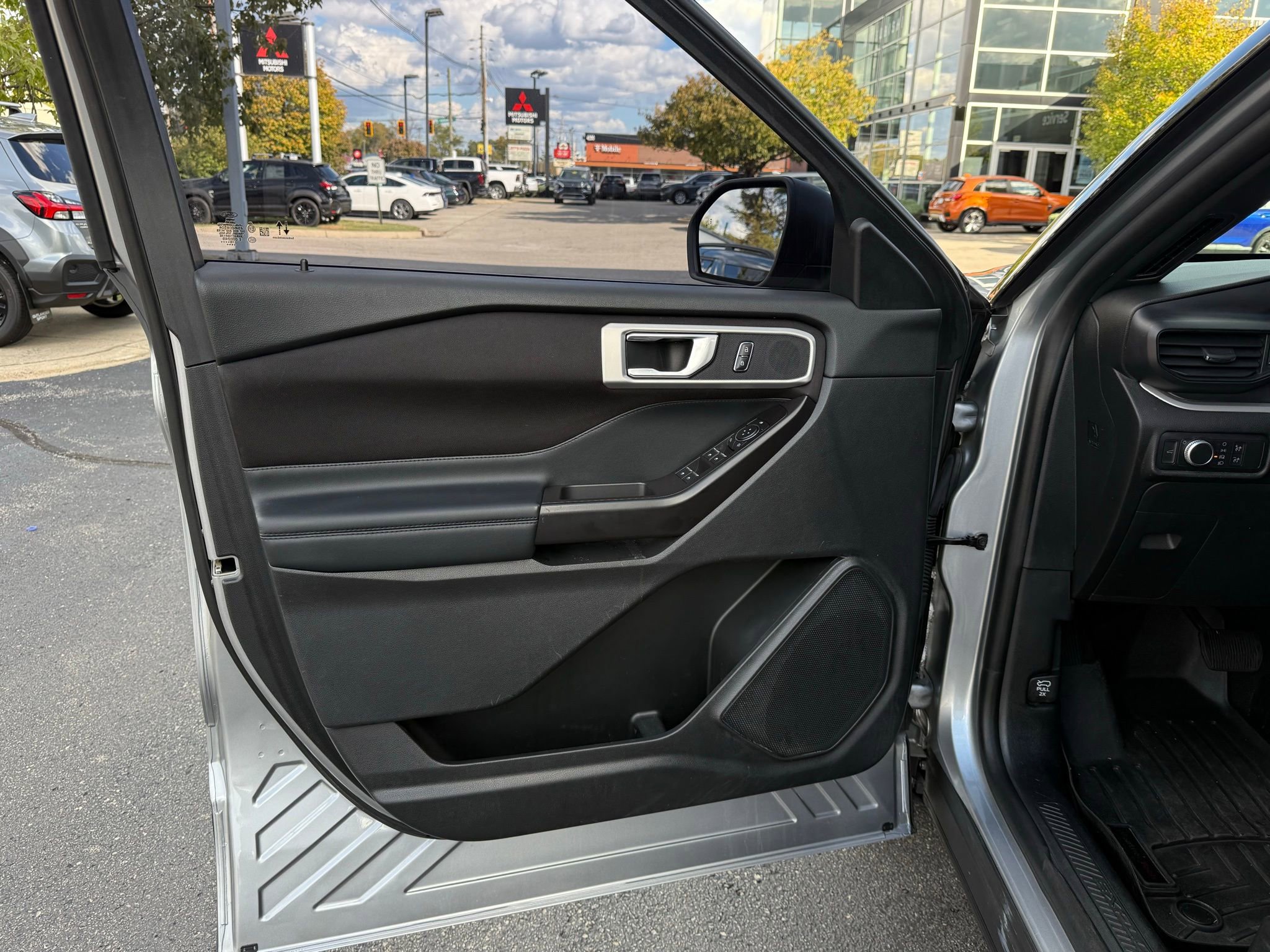 Used 2020 Ford Explorer XLT image 28