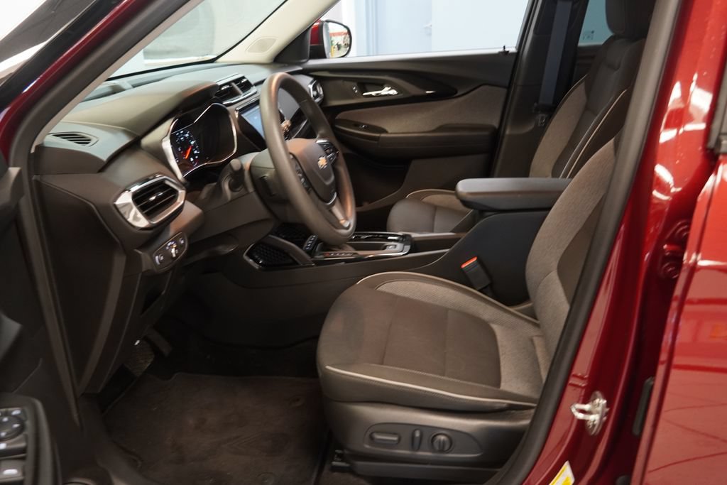 Certified 2023 Chevrolet TrailBlazer LT w/ LPO, Blackout Package AWD/4WD image 4