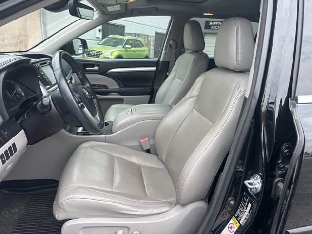 Used 2017 Toyota Highlander XLE AWD/4WD image 11