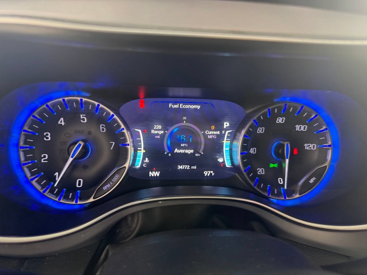 Used 2025 Chrysler Pacifica Limited FWD image 4
