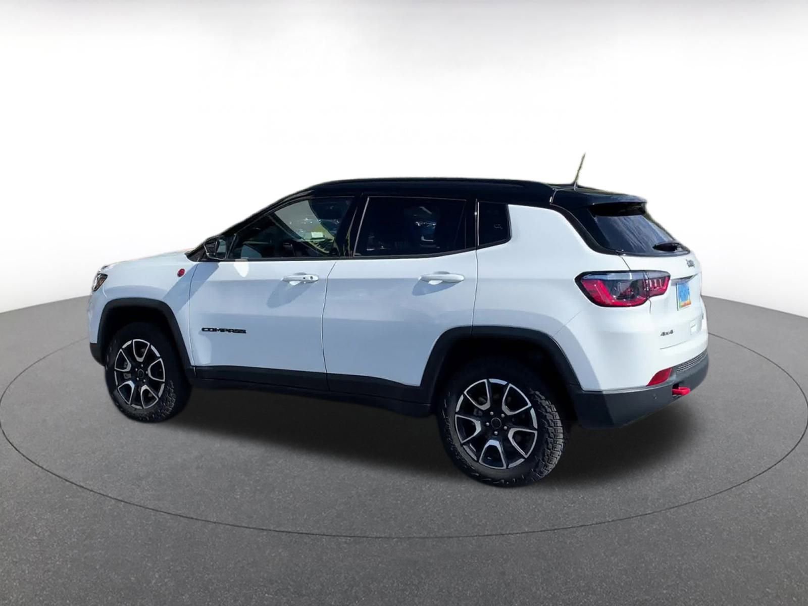Used 2025 Jeep Compass Trailhawk image 10