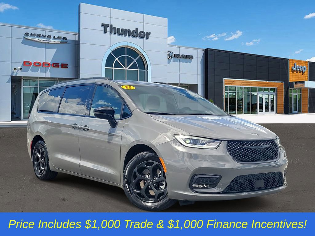Used 2025 Chrysler Pacifica Premium image 1