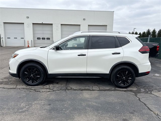 Used 2018 Nissan Rogue SV w/ Sun & Sound Touring Package image 2