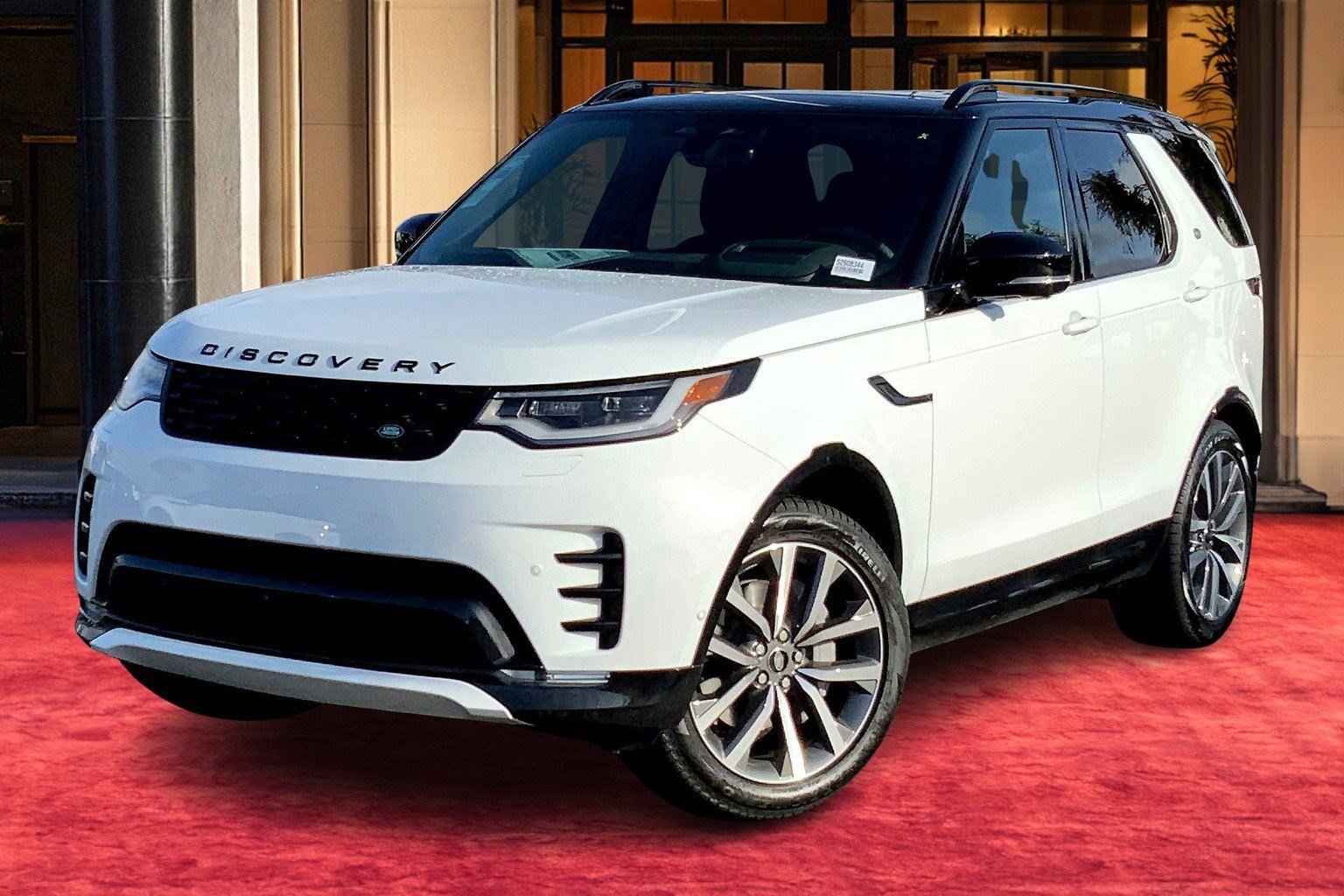 New 2025 Land Rover Discovery Dynamic SE image 1