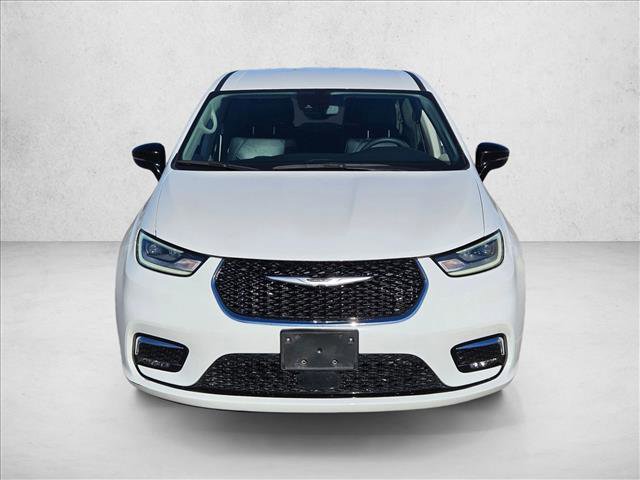 Used 2024 Chrysler Pacifica Select image 2