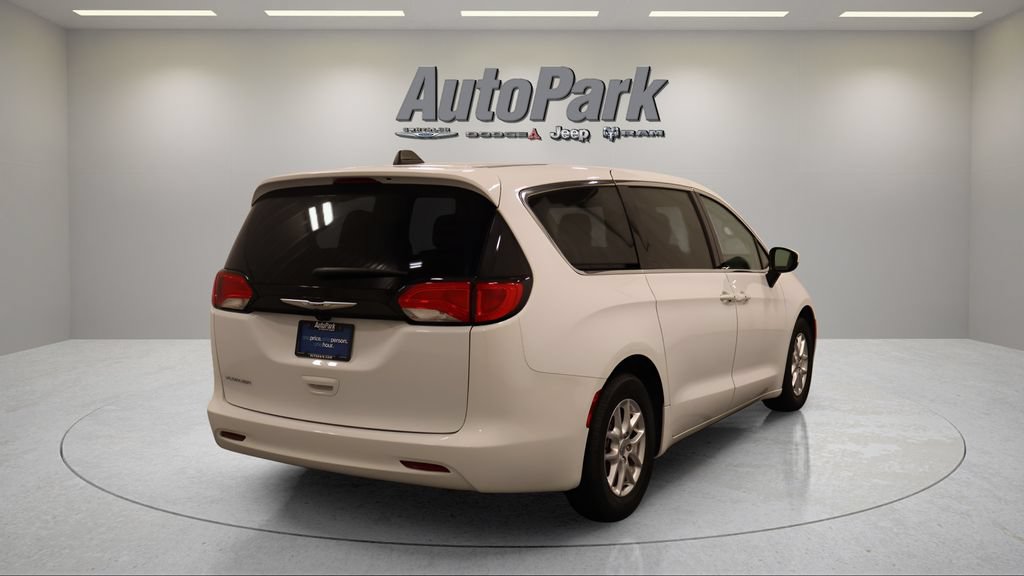 Certified 2023 Chrysler Voyager LX FWD image 10