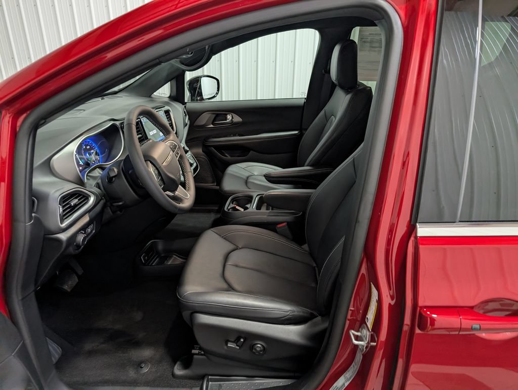 Used 2027 Chrysler Pacifica Select FWD image 15