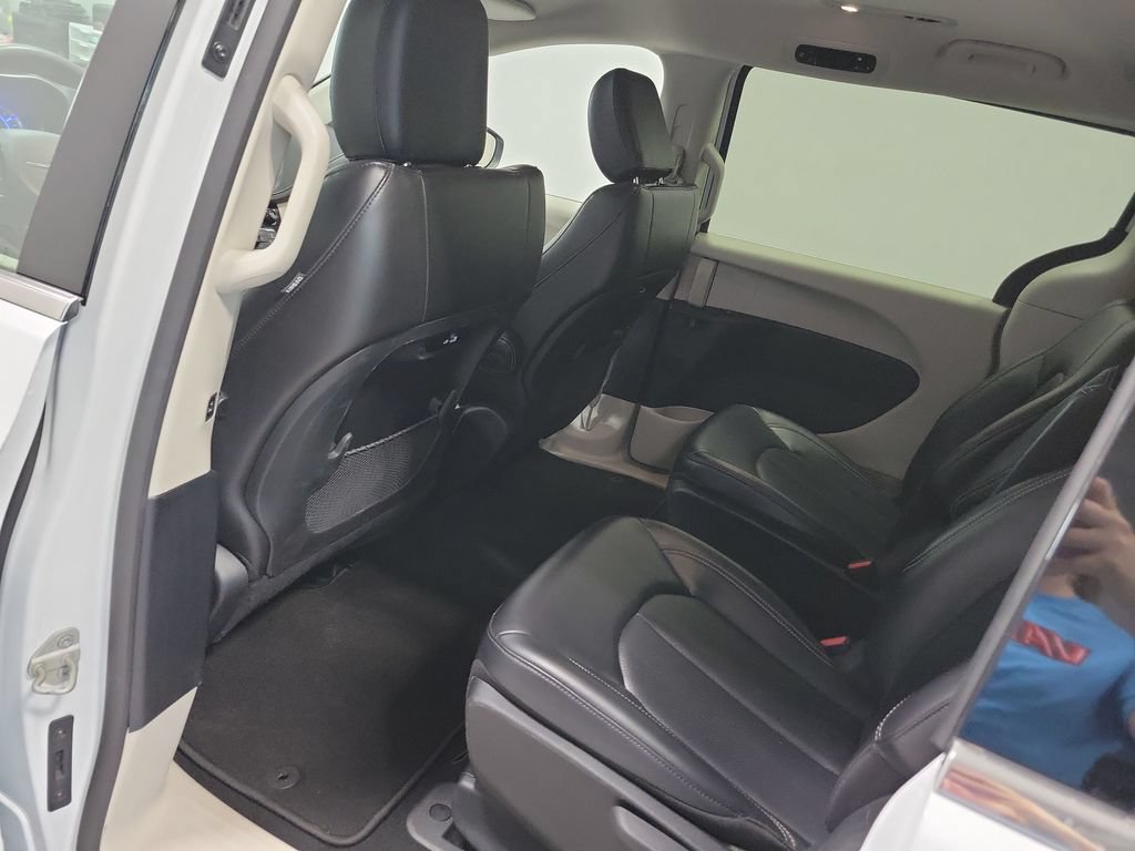 Used 2023 Chrysler Pacifica Touring-L FWD image 28