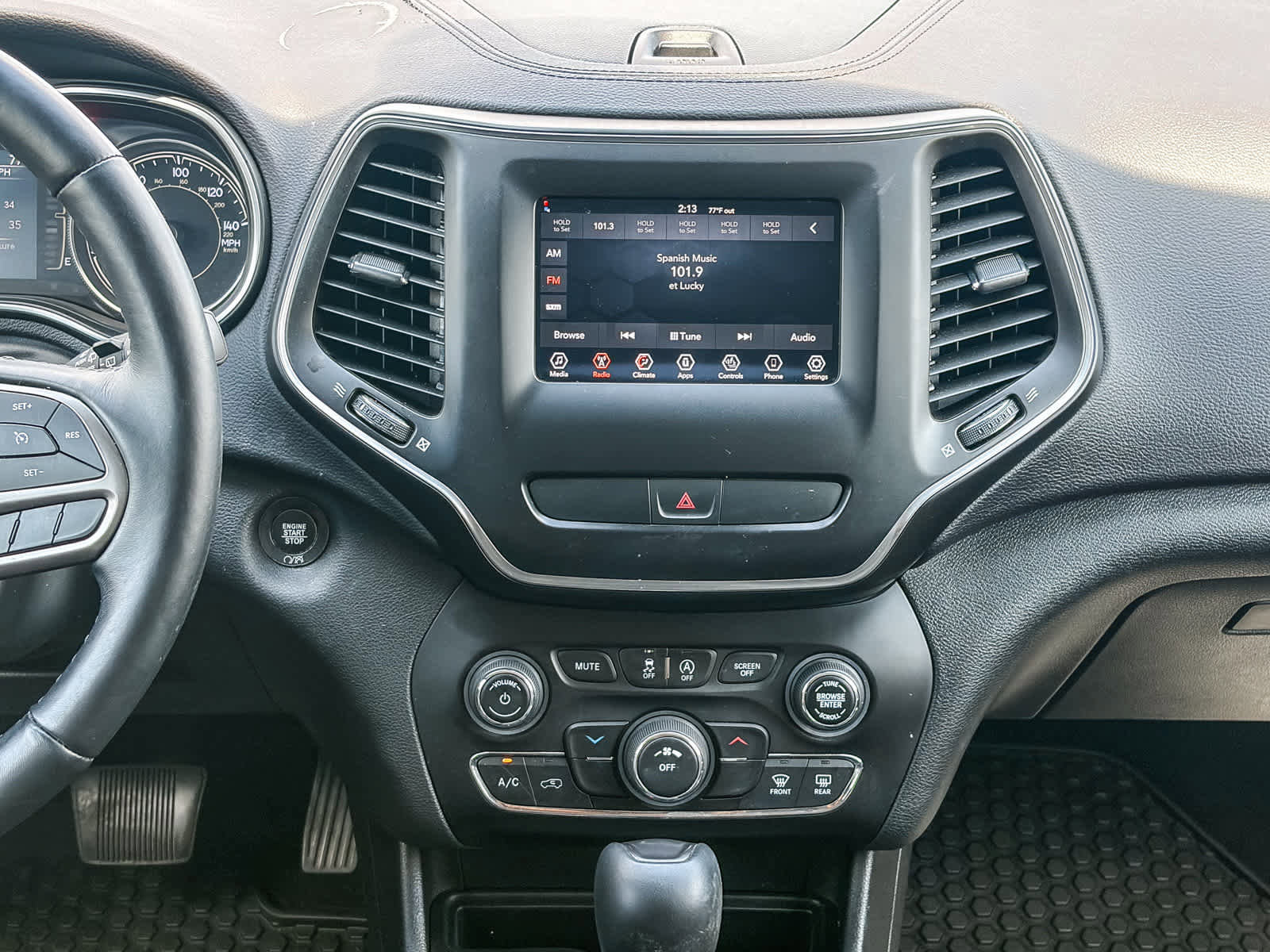 Used 2019 Jeep Cherokee Latitude Plus w/ Cold Weather Group AWD/4WD image 12