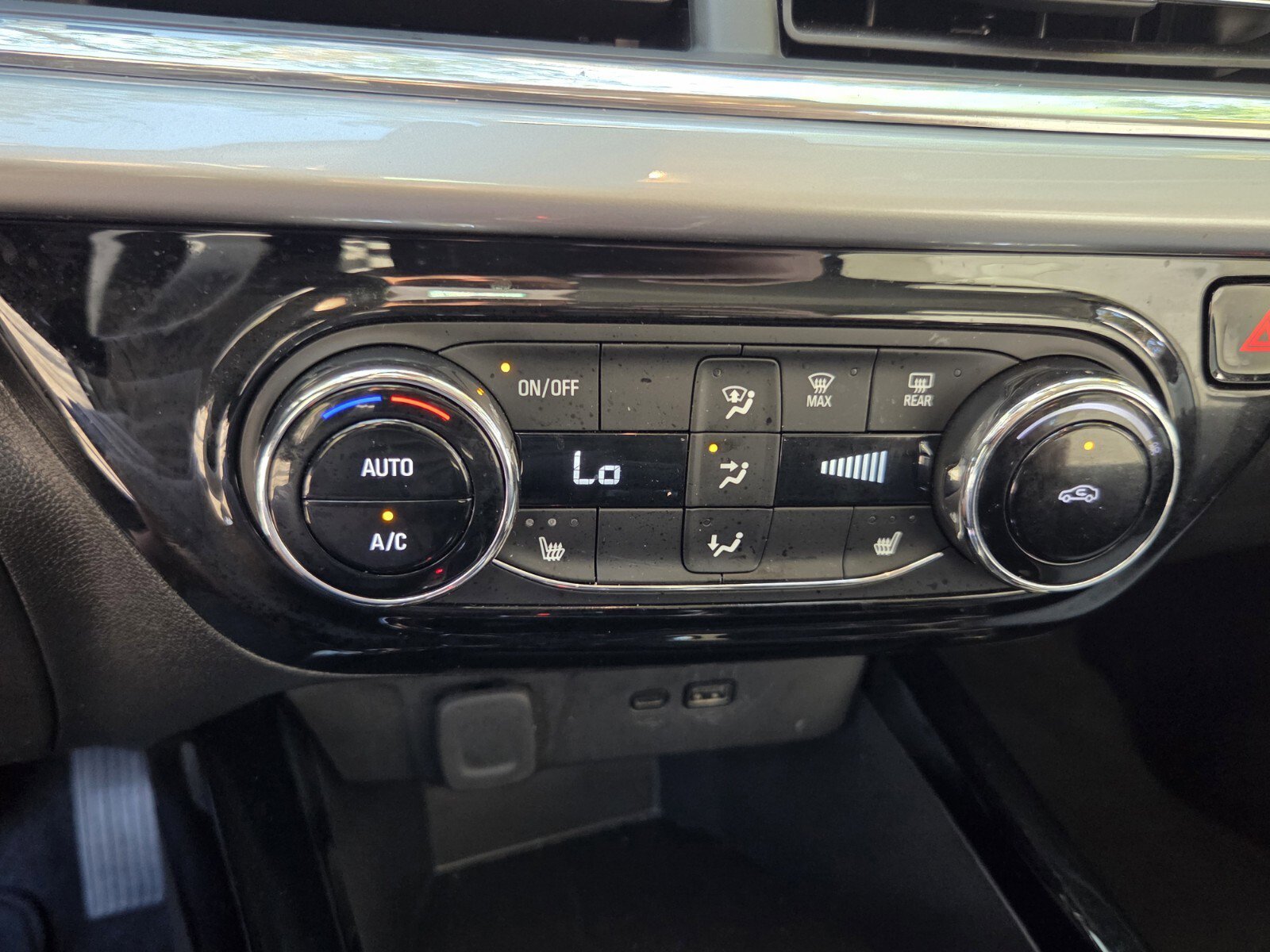 Used 2025 Chevrolet Trax LT w/ LT Convenience Package FWD image 29