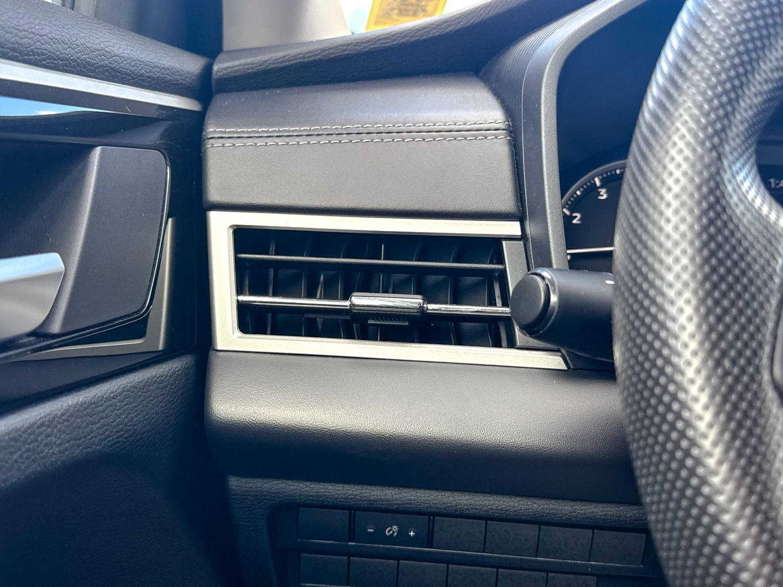 Used 2024 Mitsubishi Outlander ES image 39