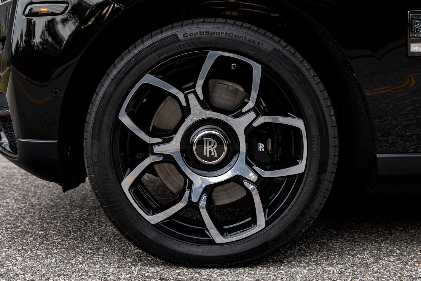 Used 2022 Rolls-Royce Cullinan Black Badge w/ Dark Exterior Package image 23