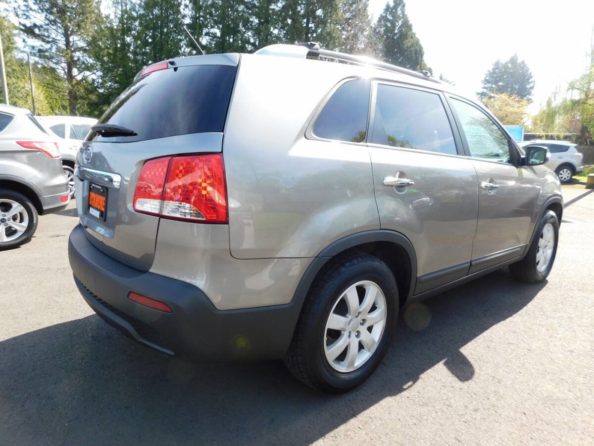 Used 2013 Kia Sorento LX w/ Convenience Pkg image 2