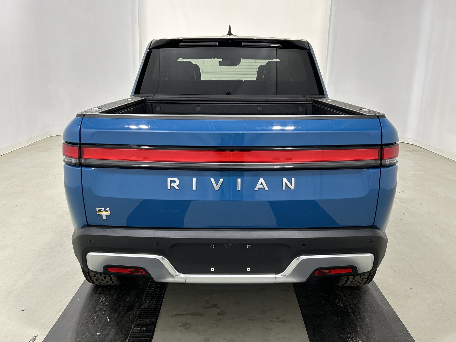 Used 2023 Rivian R1T Adventure image 4
