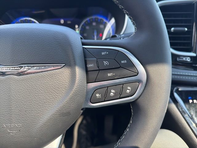 Used 2026 Chrysler Pacifica Limited FWD image 23
