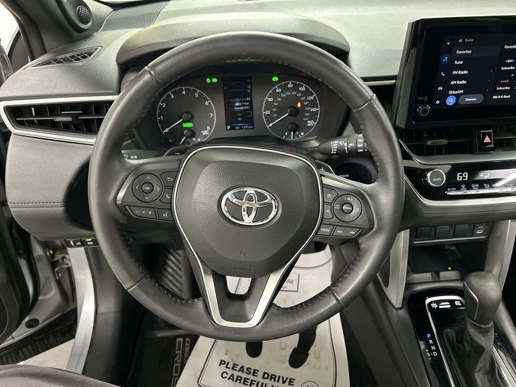 Used 2024 Toyota Corolla Cross AWD Hybrid w/ Moonroof Package image 4