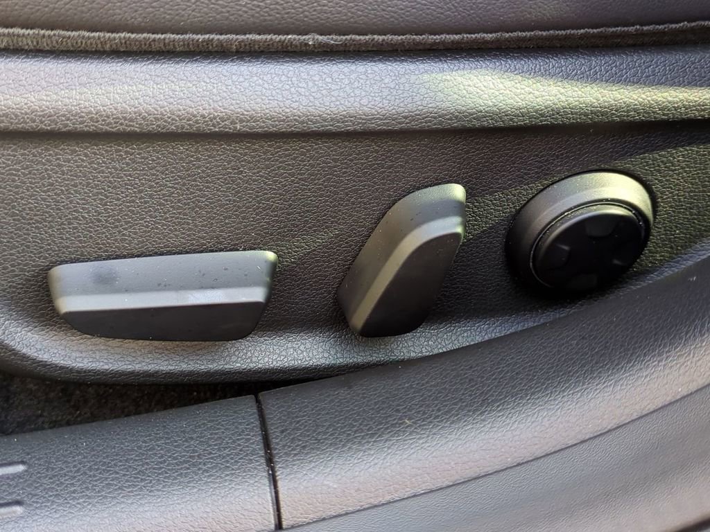 Used 2025 Genesis G70 2.5T image 18