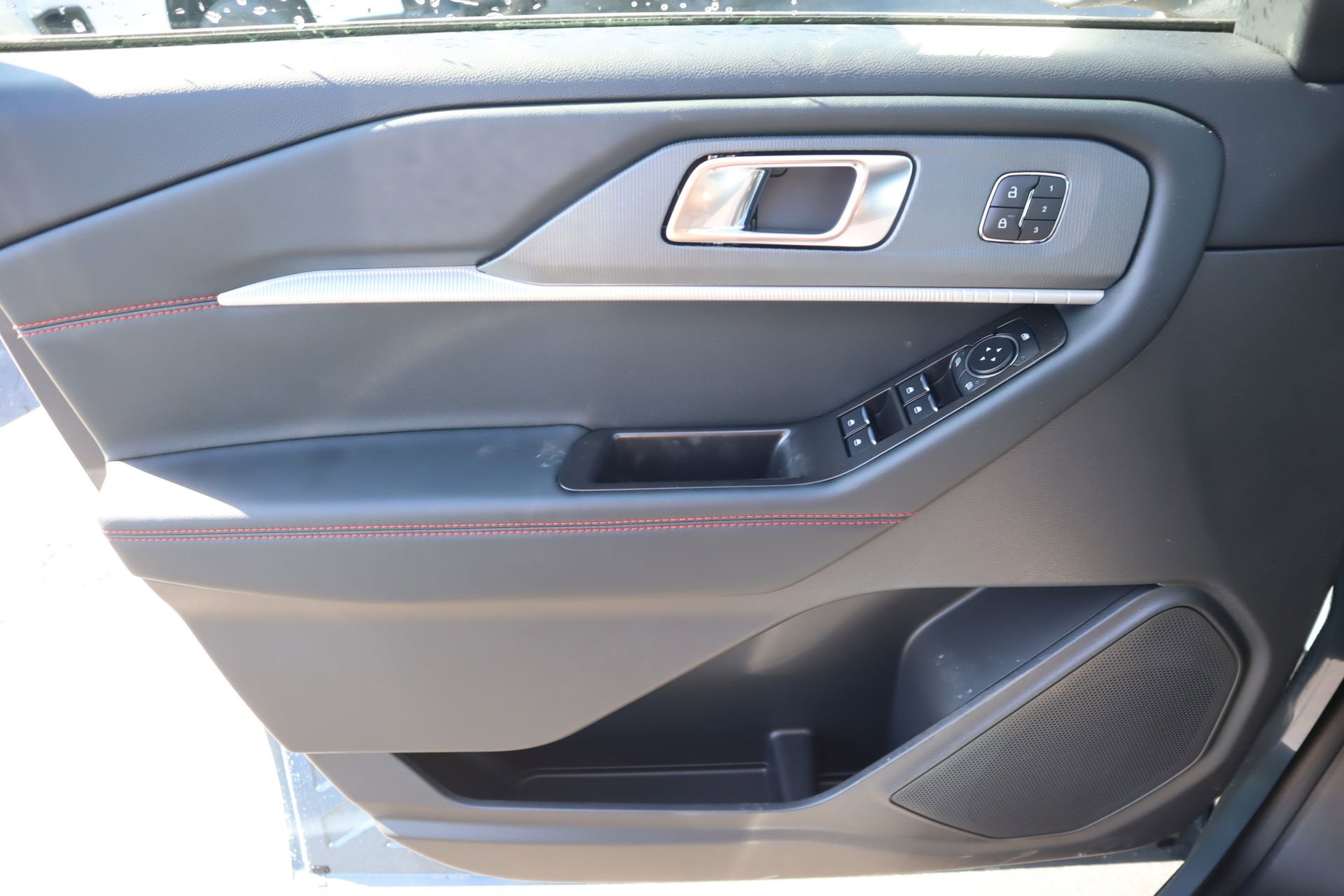 New 2026 Ford Explorer ST-Line w/ ST-Line Street Pack image 18