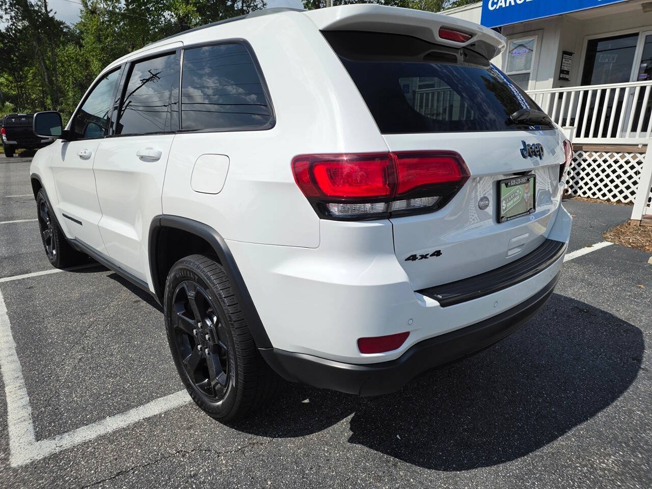 Used 2018 Jeep Grand Cherokee Laredo AWD/4WD image 4