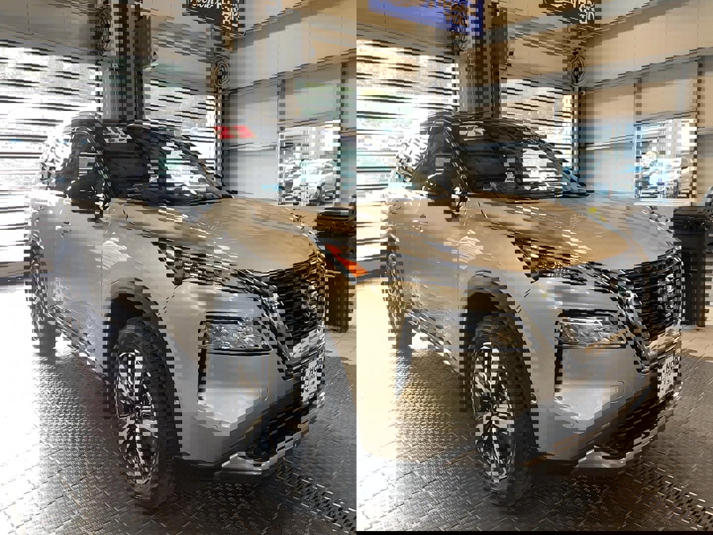 Used 2023 Nissan Rogue SL w/ SL Premium Package image 1