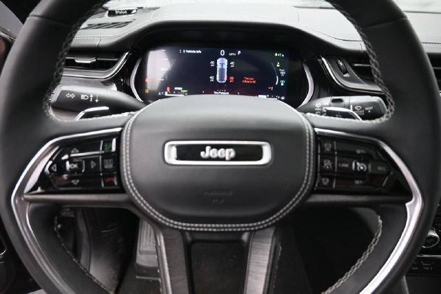 Used 2022 Jeep Grand Cherokee Overland w/ Luxury Tech Group IV AWD/4WD image 17