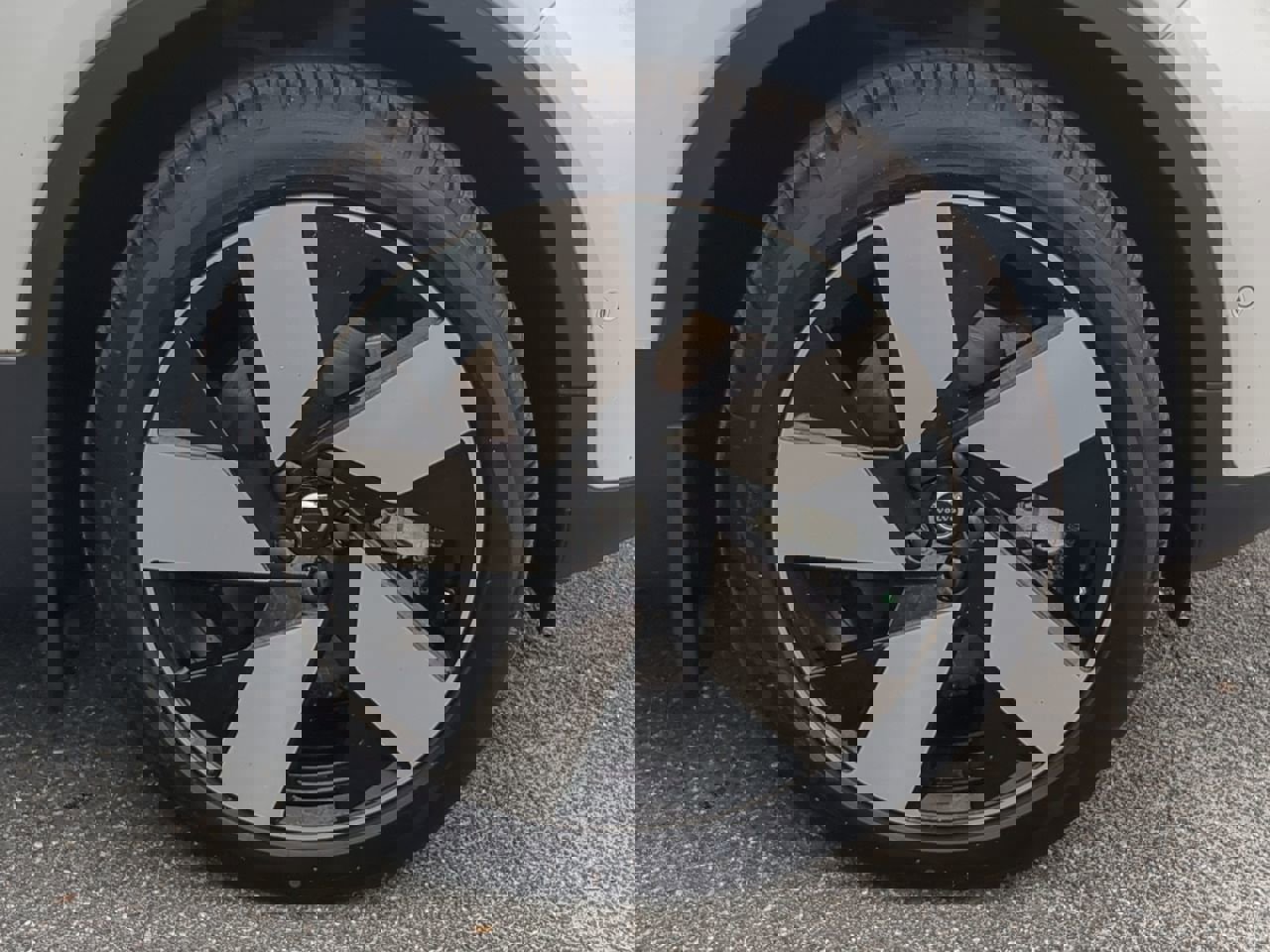 New 2024 Volvo XC40 Recharge Ultimate w/ Protection Package Premier image 11