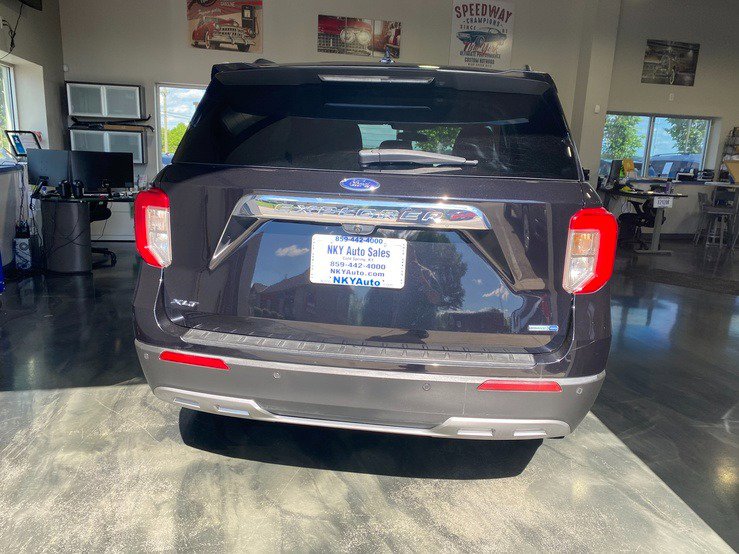 Used 2020 Ford Explorer XLT w/ Equipment Group 202A AWD/4WD image 8