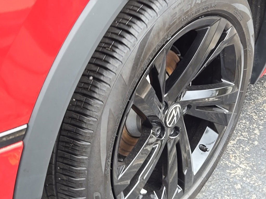 Used 2024 Volkswagen Tiguan SE R-Line image 24