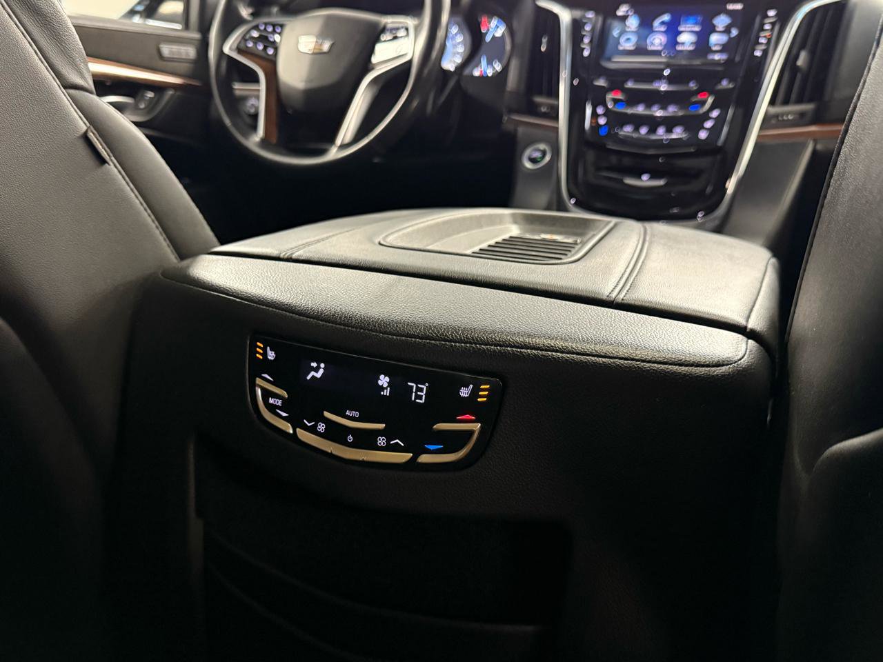 Used 2018 Cadillac Escalade Luxury AWD/4WD image 29