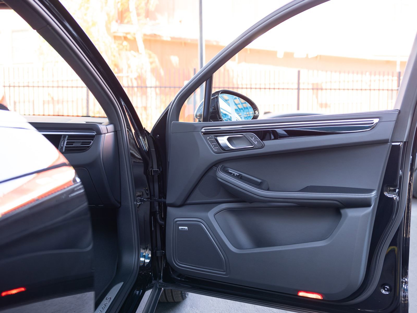 Certified 2025 Porsche Macan S image 38