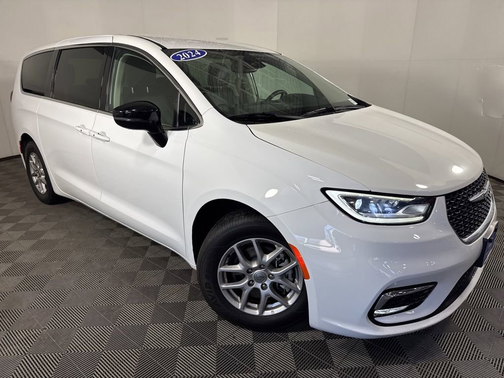 Used 2024 Chrysler Pacifica Touring-L FWD image 2