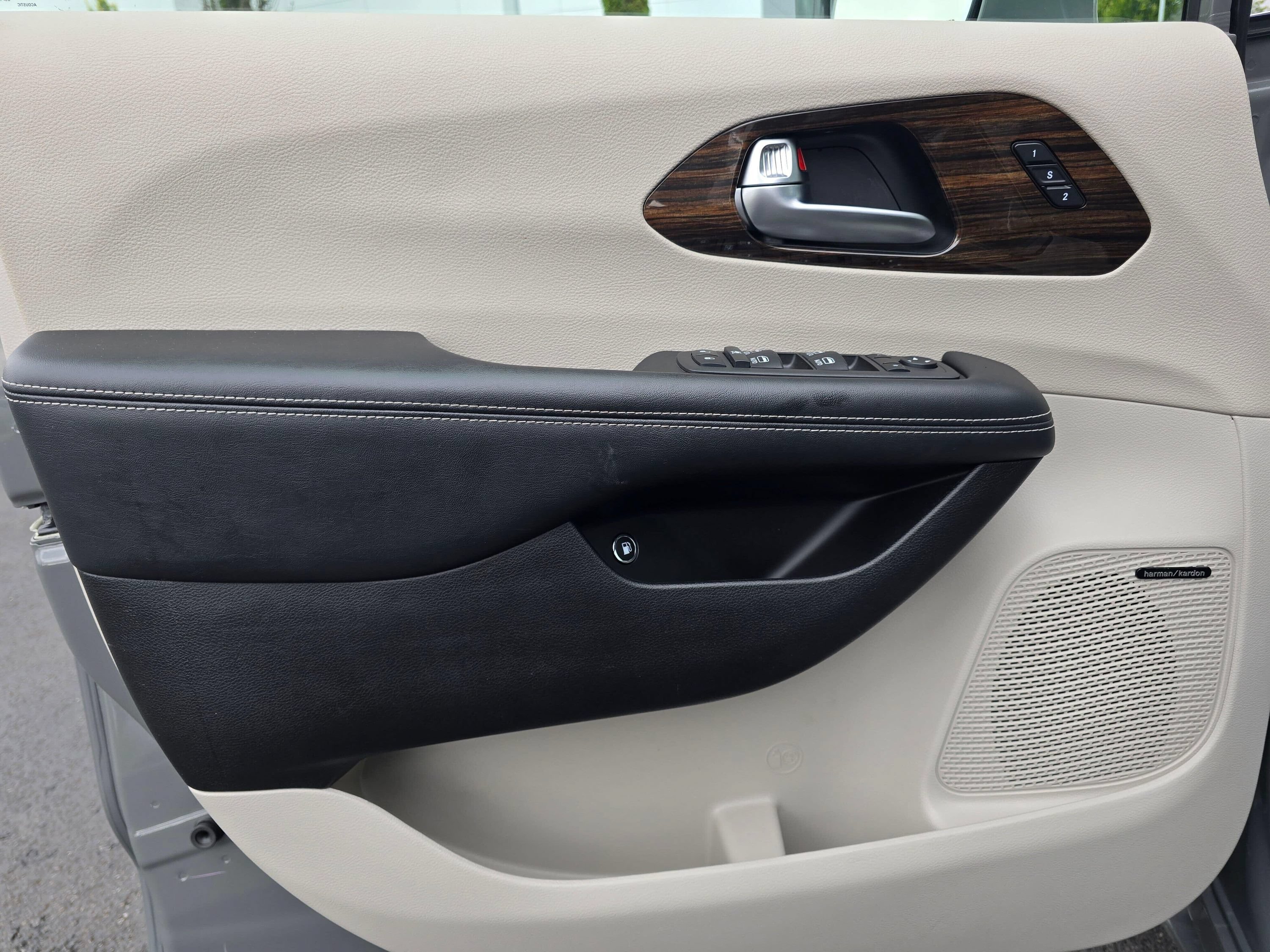 Used 2022 Chrysler Pacifica Limited FWD image 31