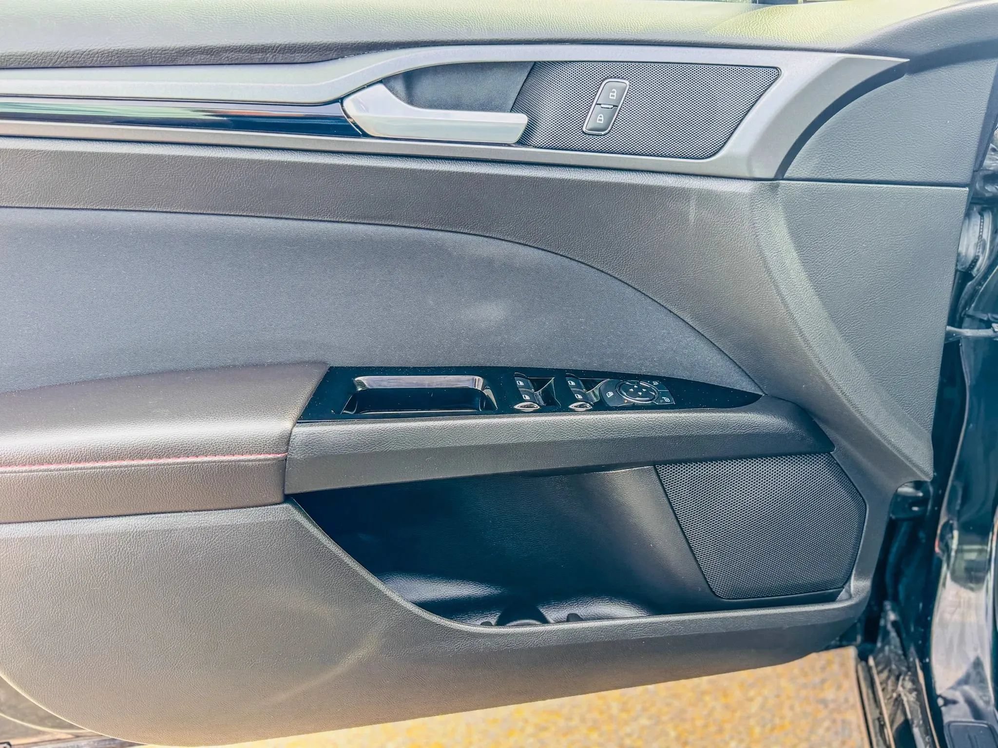 Used 2014 Ford Fusion SE FWD image 29