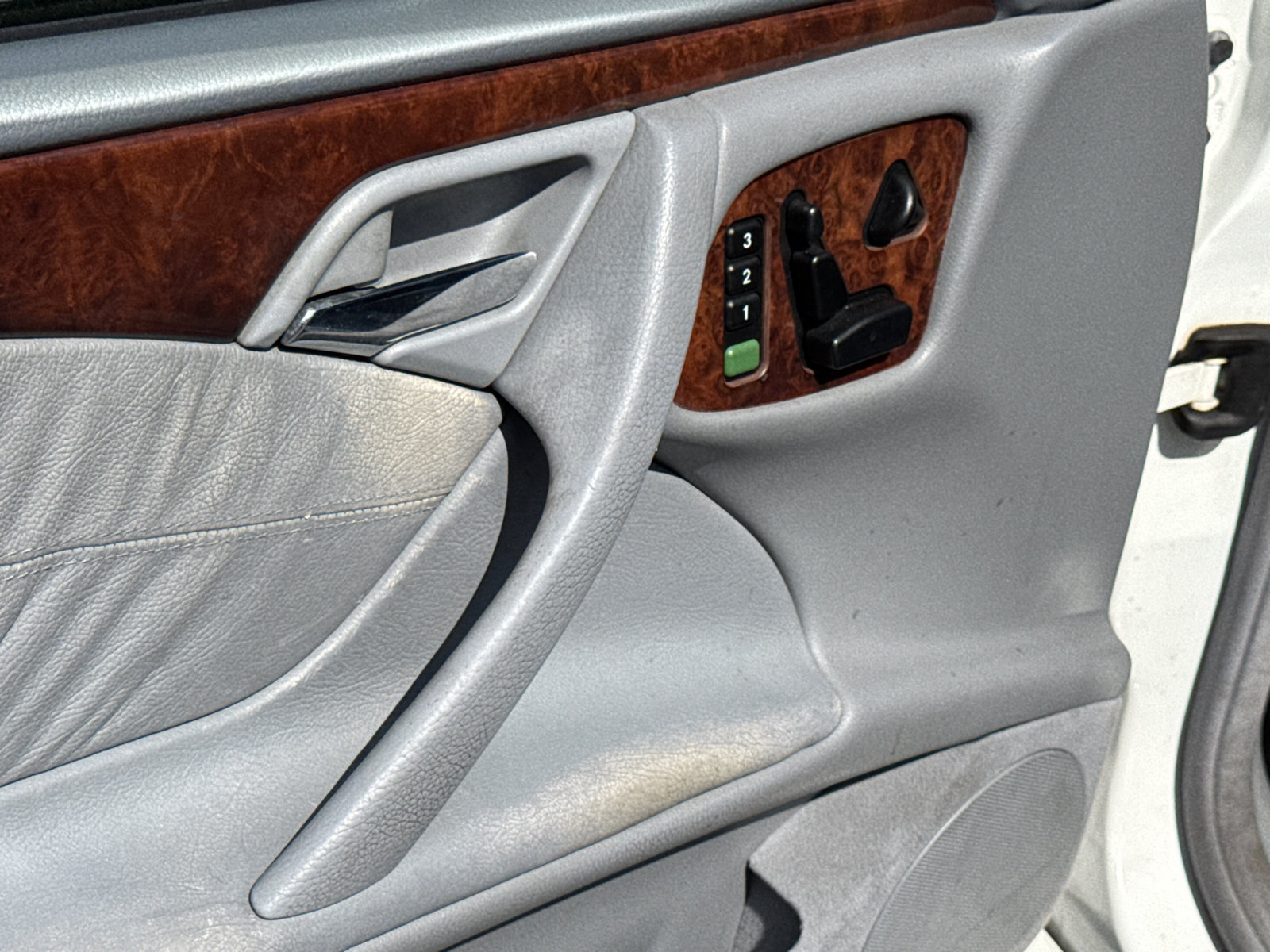 Used 2000 Mercedes-Benz E 320 Sedan image 17