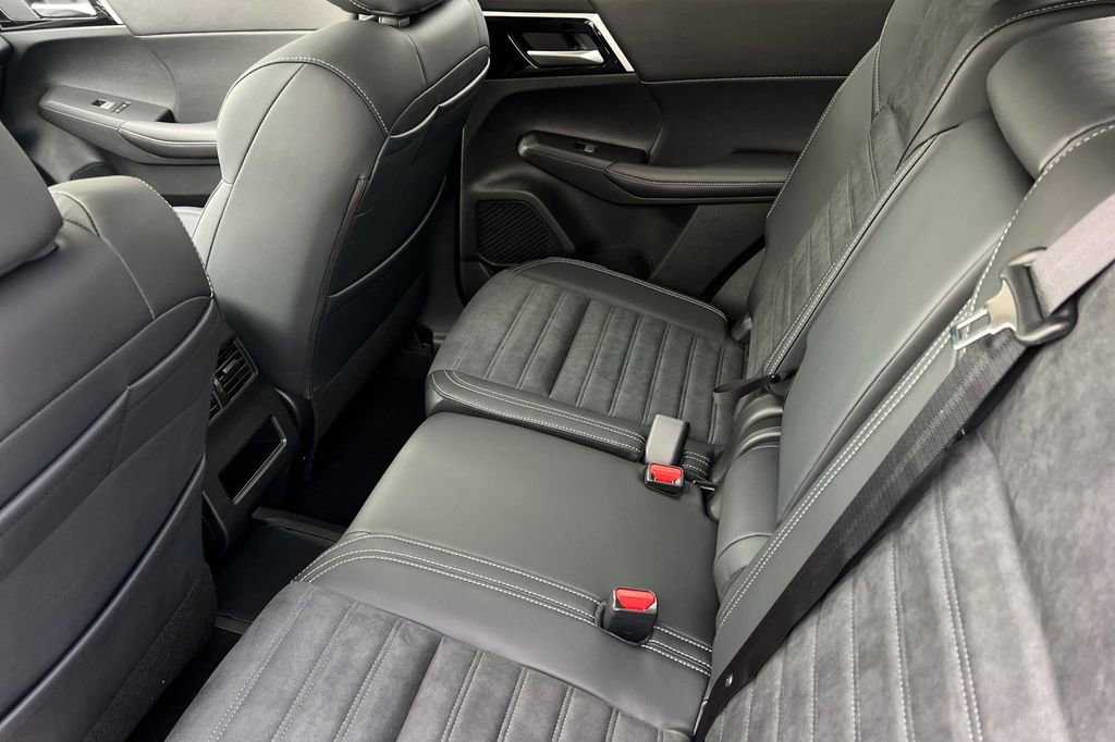 New 2025 Mitsubishi Outlander SE image 13