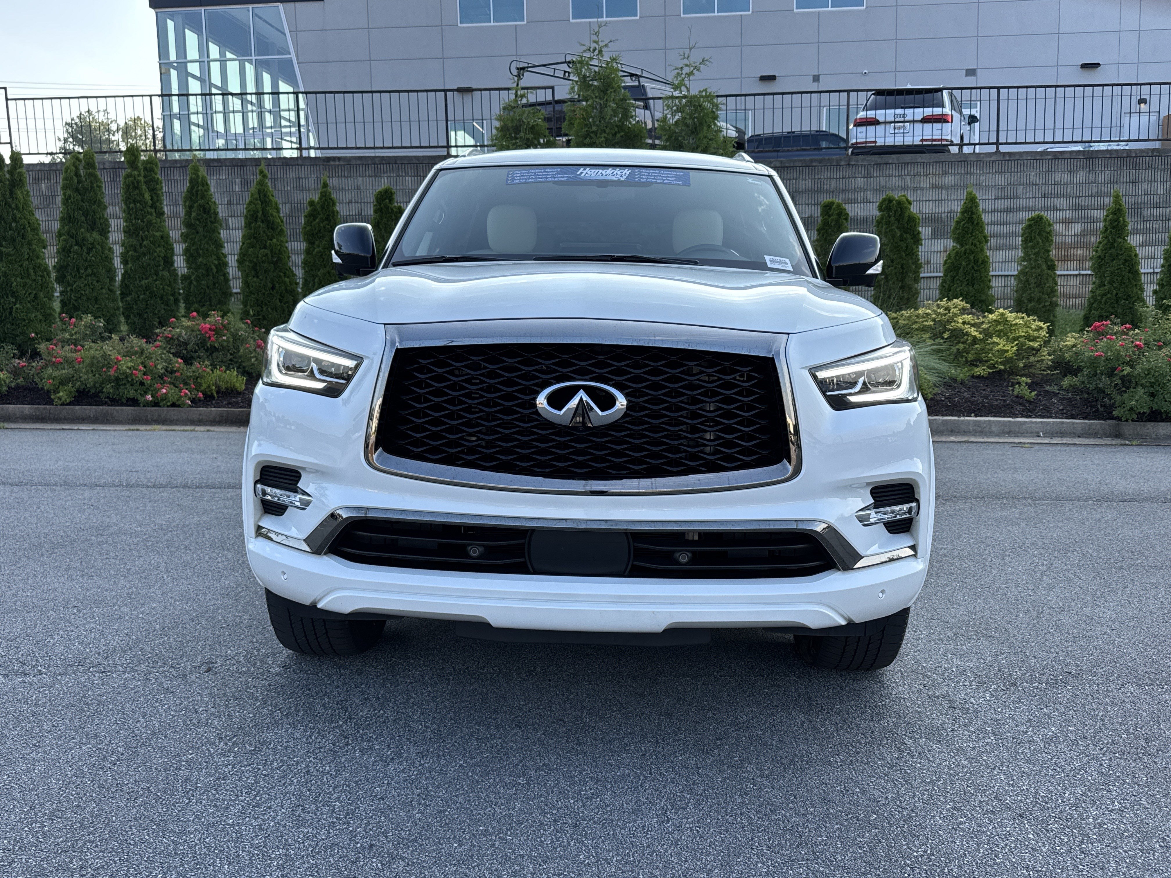 Used 2024 INFINITI QX80 Sensory AWD/4WD image 3