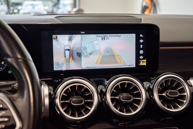 Used 2023 Mercedes-Benz GLB 250 4MATIC w/ Premium Package image 16