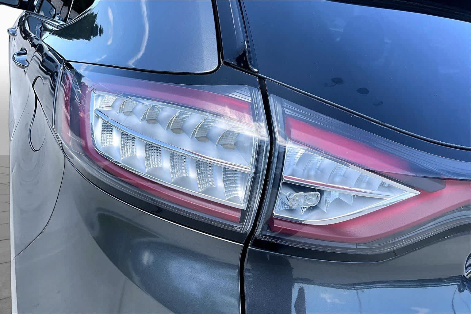 Used 2016 Ford Edge Titanium FWD image 26