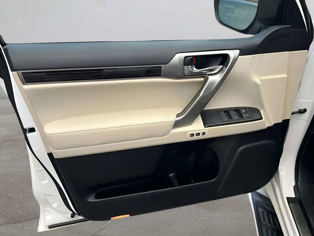 Used 2023 Lexus GX 460 Luxury w/ Accessory Package image 27