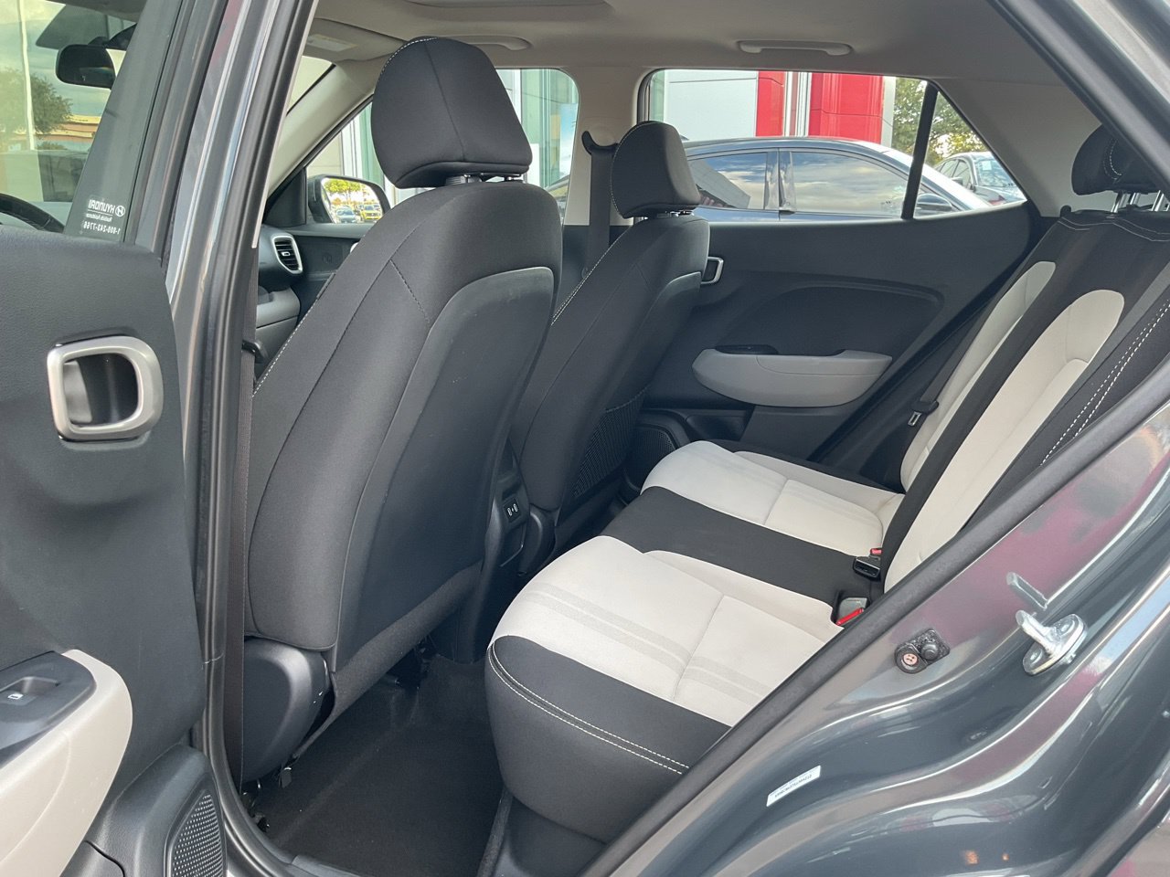 Used 2025 Hyundai Venue SEL FWD image 11