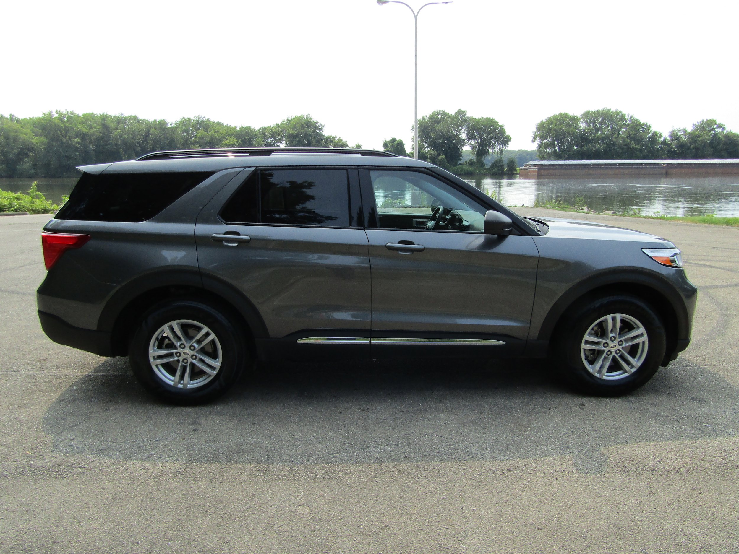 Used 2024 Ford Explorer XLT w/ Equipment Group 202A AWD/4WD image 5