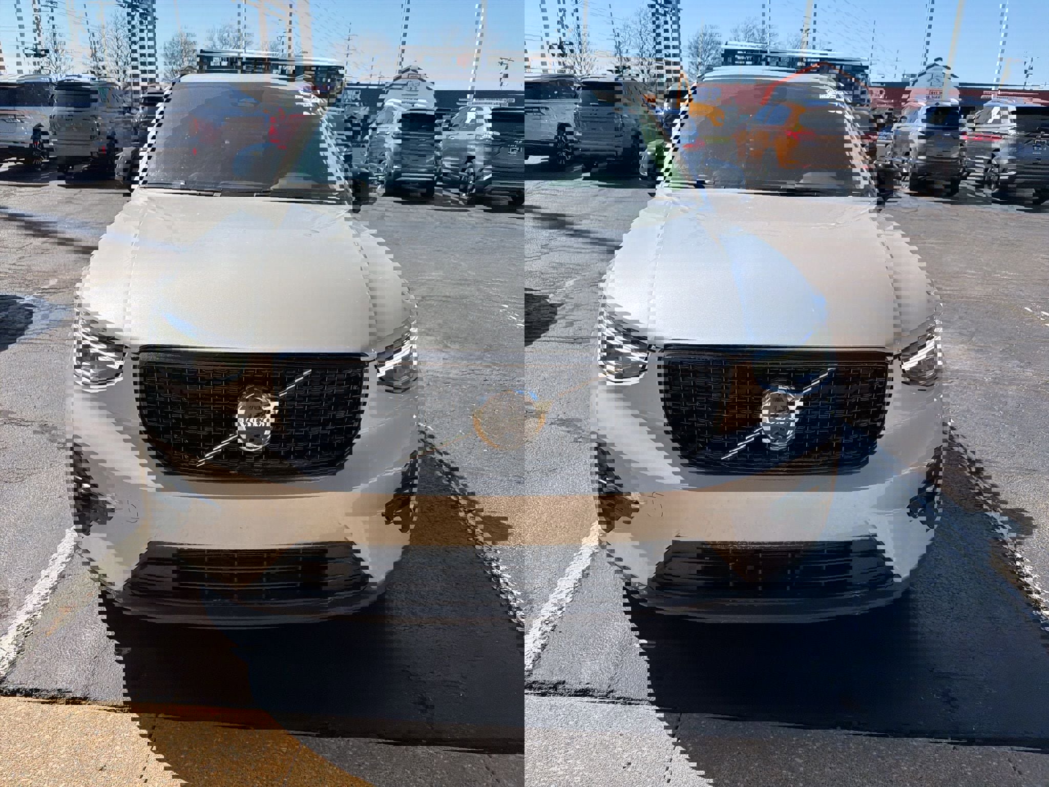 Used 2025 Volvo XC40 B5 Plus image 2