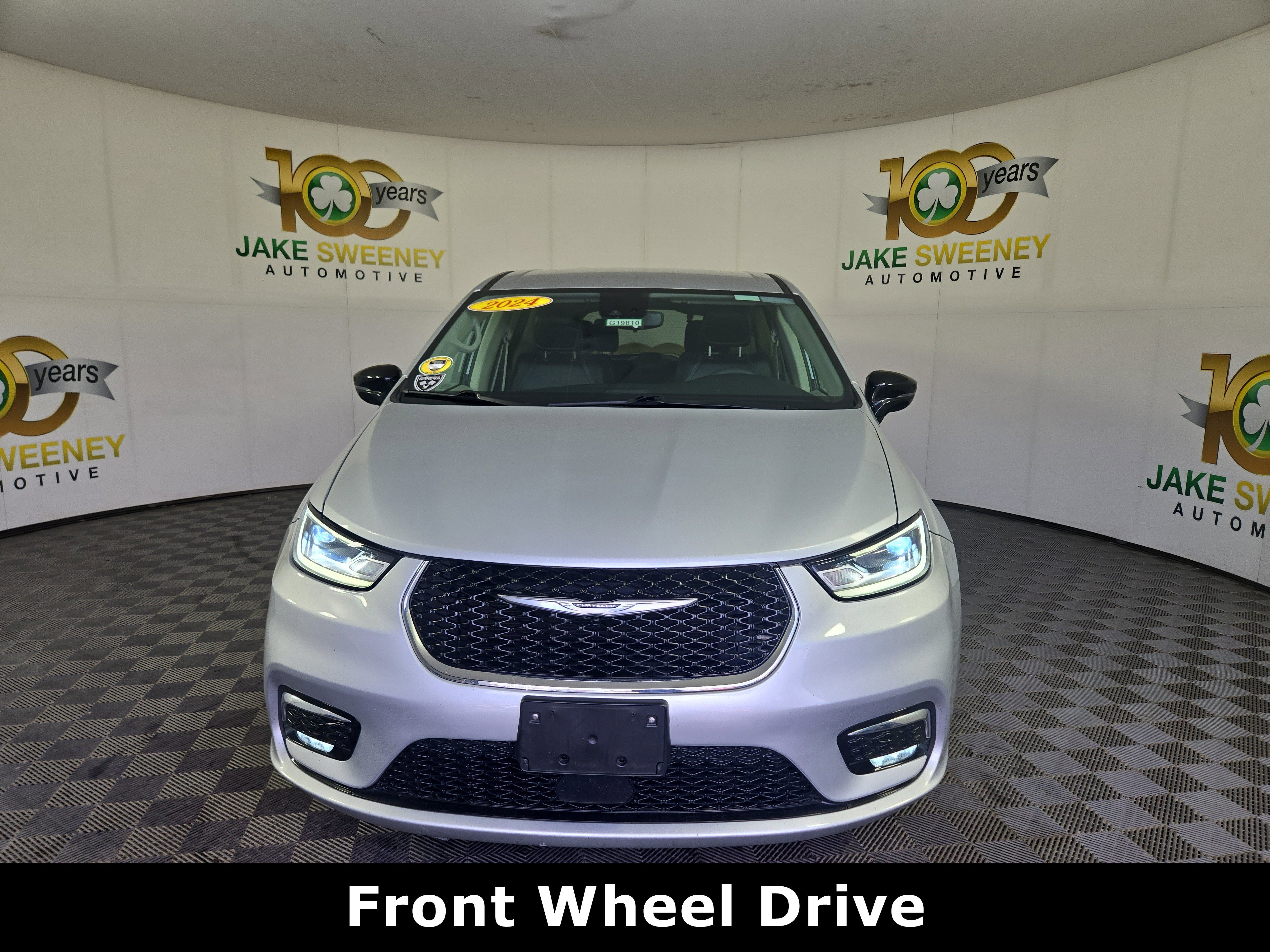 Used 2024 Chrysler Pacifica Touring-L image 2