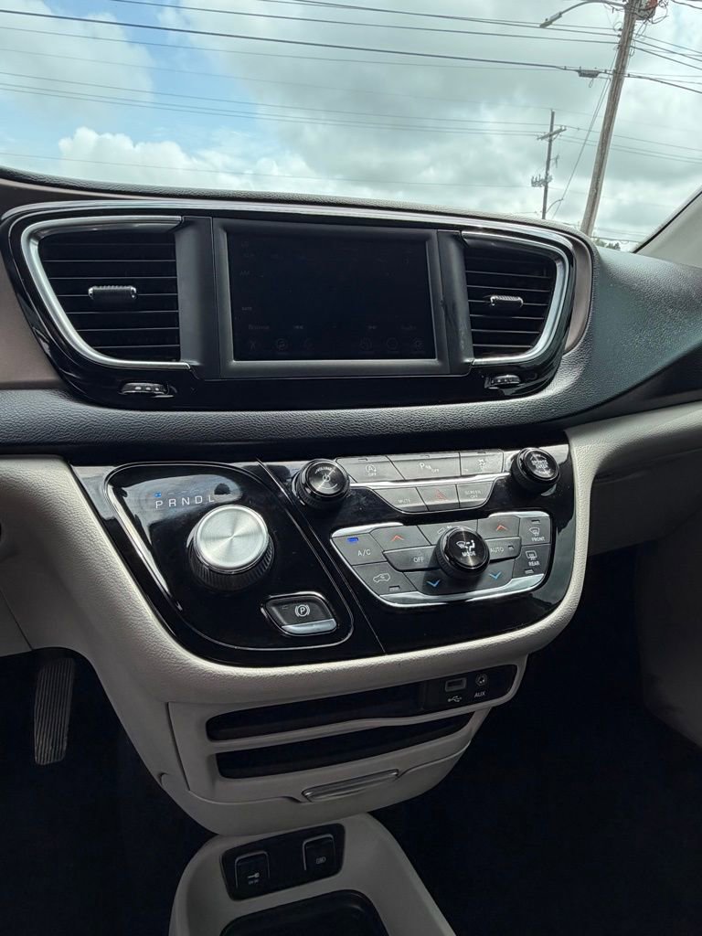 Used 2017 Chrysler Pacifica Limited image 20