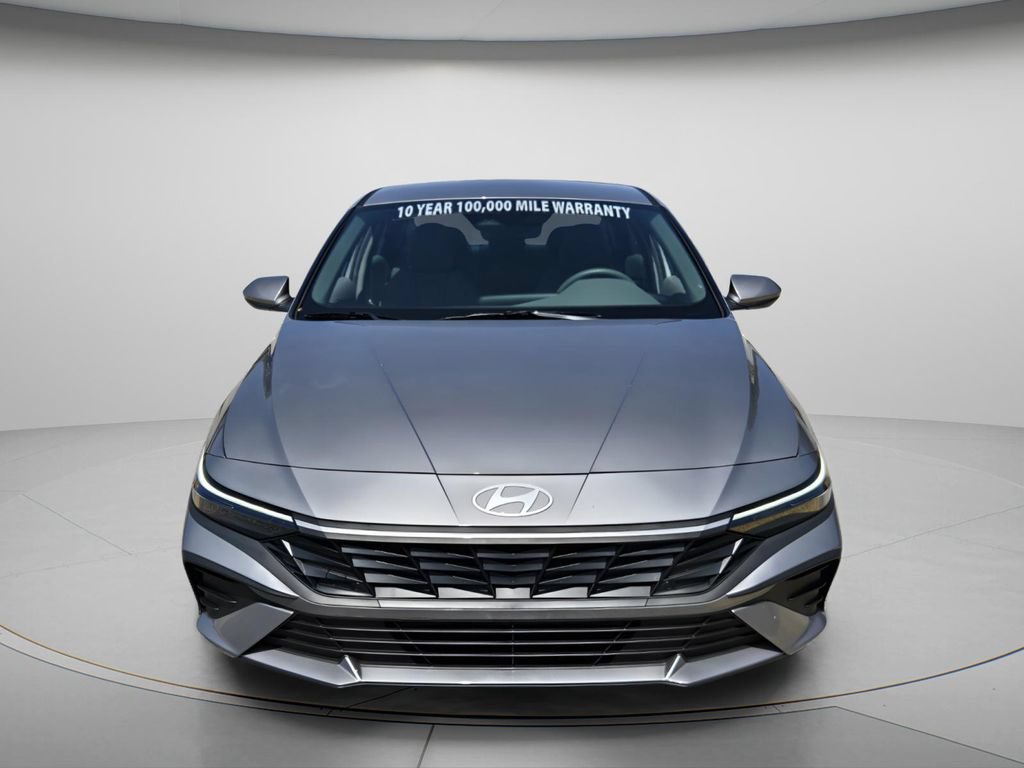 Certified 2026 Hyundai Elantra SE w/ Cargo Package FWD image 4