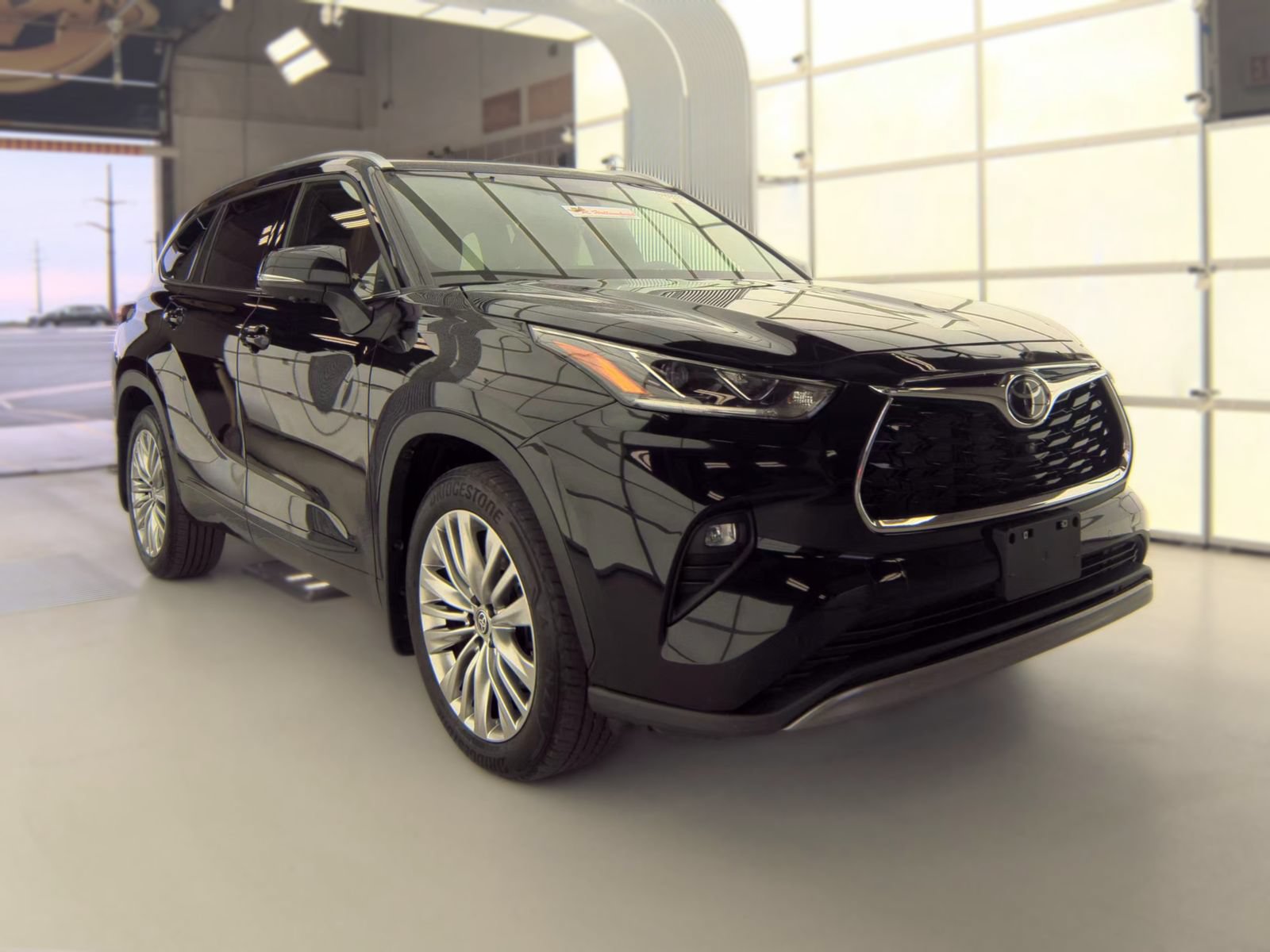 Used 2024 Toyota Highlander Platinum AWD/4WD image 4