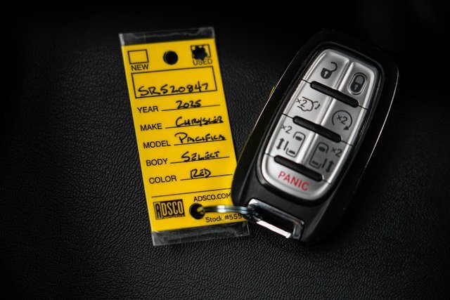 Used 2025 Chrysler Pacifica Select image 35