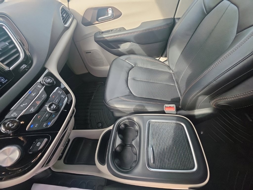 Used 2017 Chrysler Pacifica Touring-L Plus w/ Advanced Safetytec Group FWD image 25
